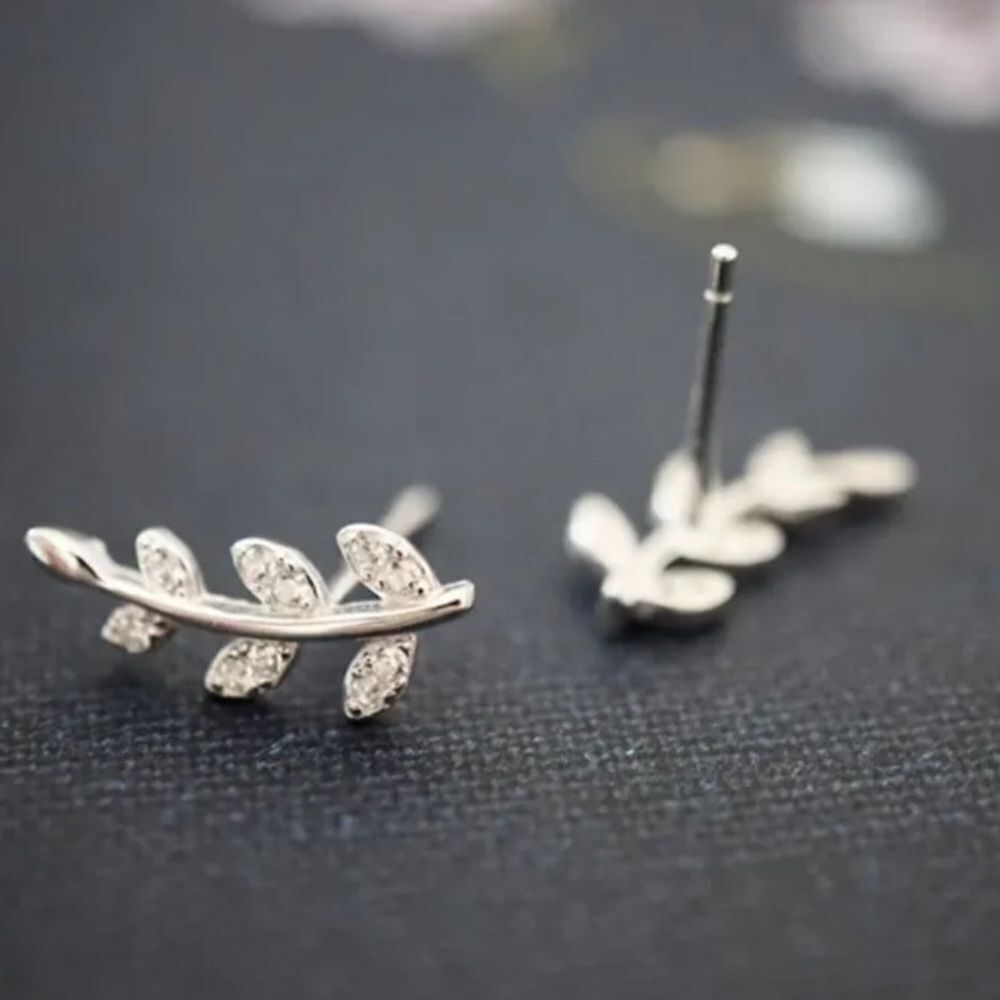 The Mini Leaf dainty stud earrings in cubic zirconia and 925 - Picture 6 of 10